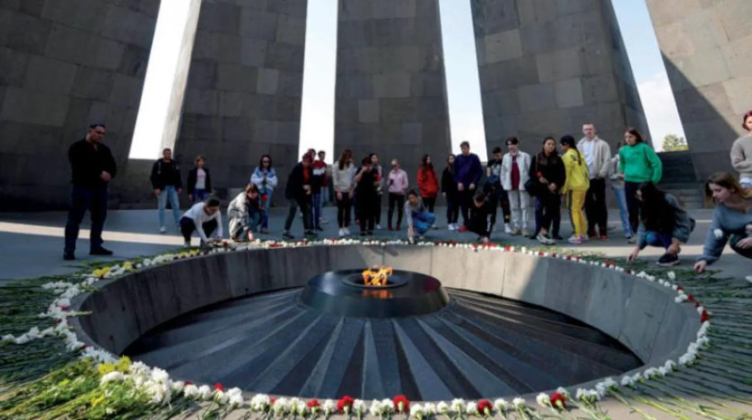 Erivan'daki Ermeni anıtını ziyaret edenler (AFP)