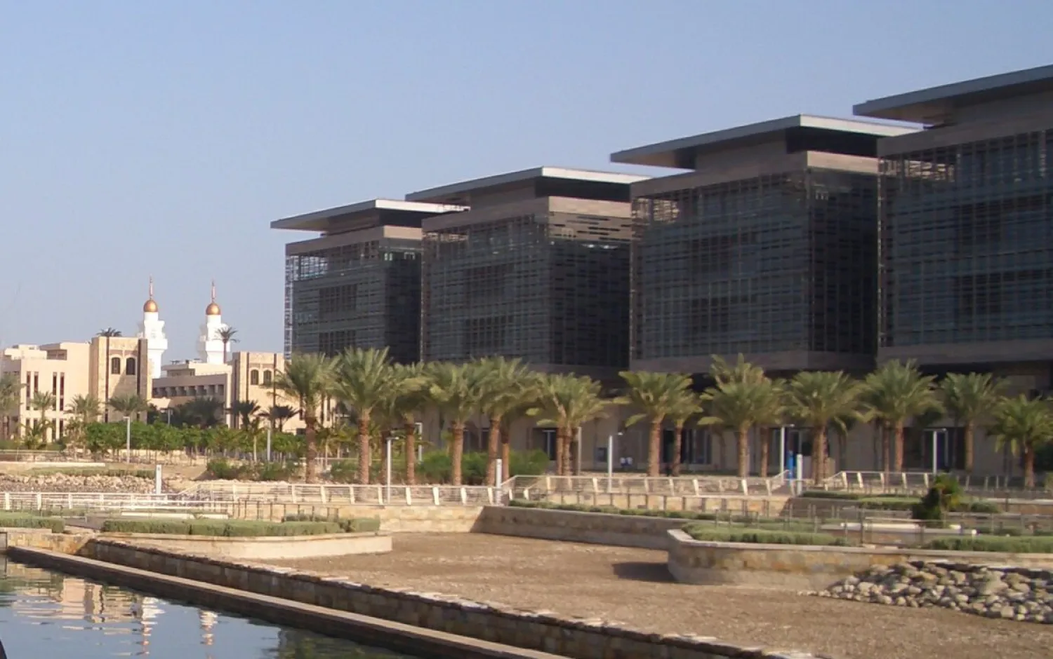 Laboratory buildings at KAUST's campus in Thuwal, Saudi Arabia. Image: AT Service/Wikimedia Commons