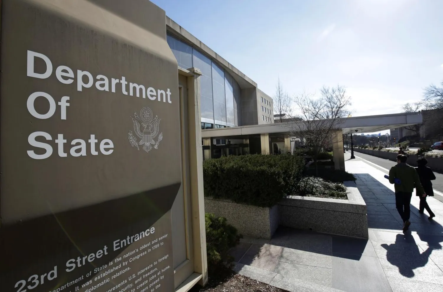 People enter the State Department Building in Washington, US, January 26, 2017. REUTERS/Joshua Roberts/File Photo 