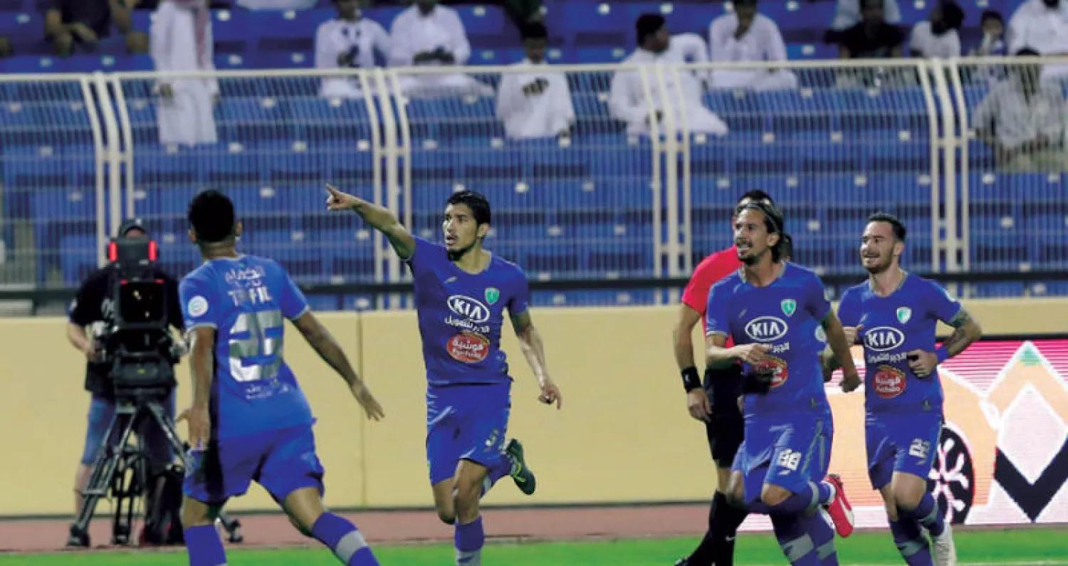 لاعبو الفتح يحتفلون بأحد أهدافهم في مرمى الهلال (تصوير: عيسى الدبيسي)