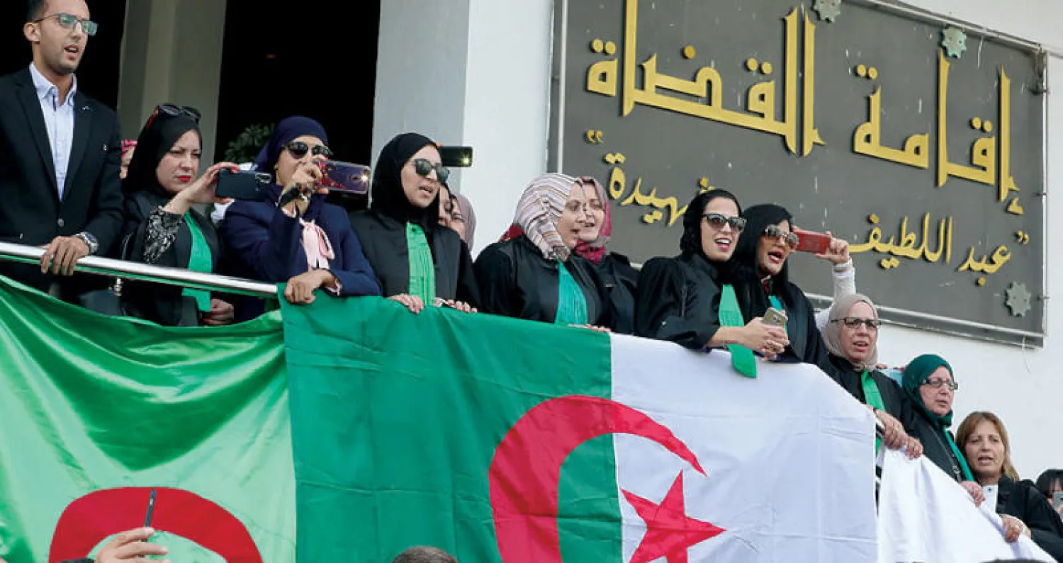 جانب من احتجاجات القضاة الذين أصروا أمس على مواصلة إضرابهم لليوم الرابع على التوالي وسط العاصمة الجزائرية (إ.ب.أ)