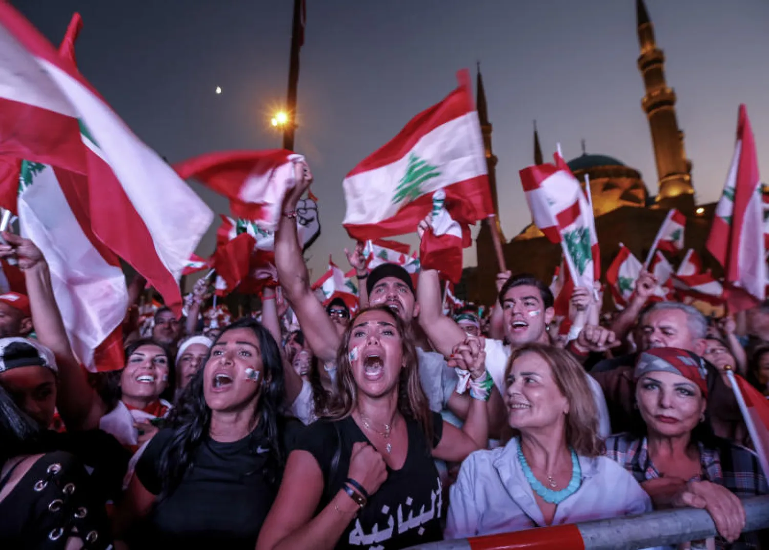 متظاهرون ضد الطبقة السياسية الحاكمة في لبنان (إ.ب.أ)