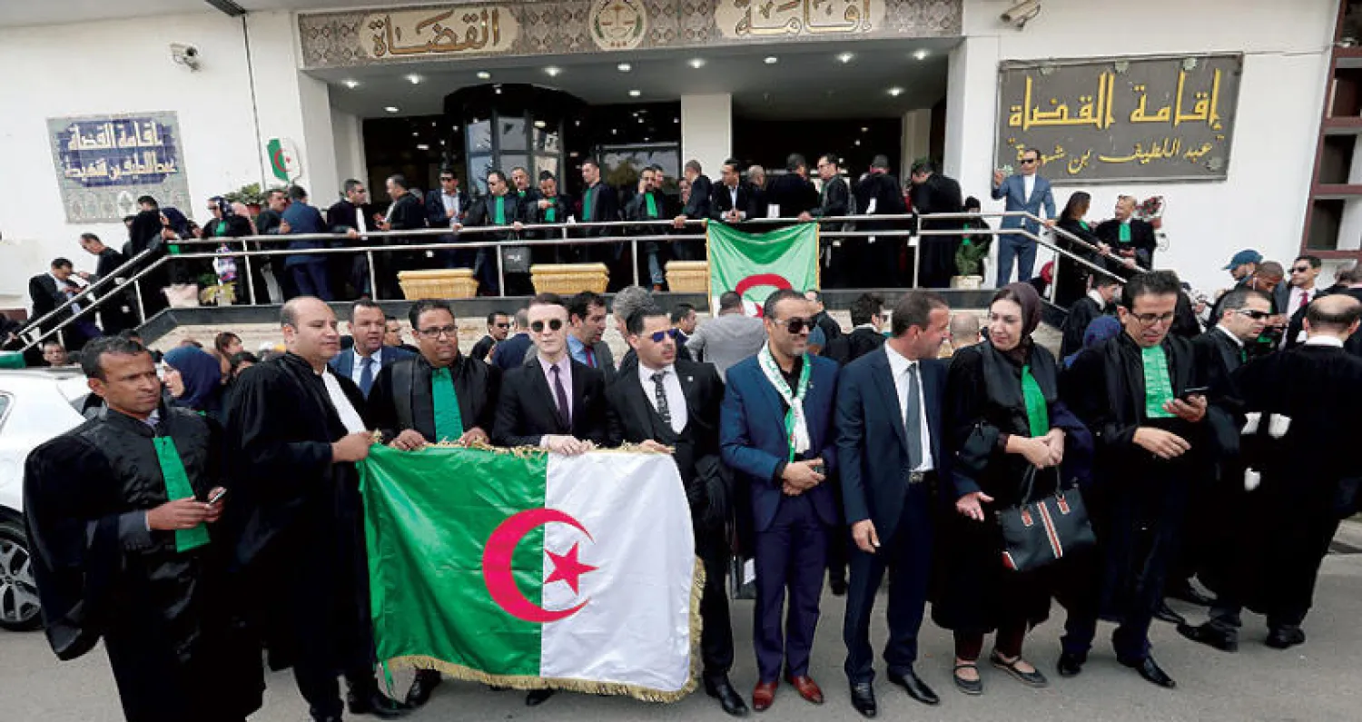 مظاهرة للقضاة المطالبين باستقلالية القضاء في الجزائر العاصمة الخميس الماضي (ا.ب.ا)