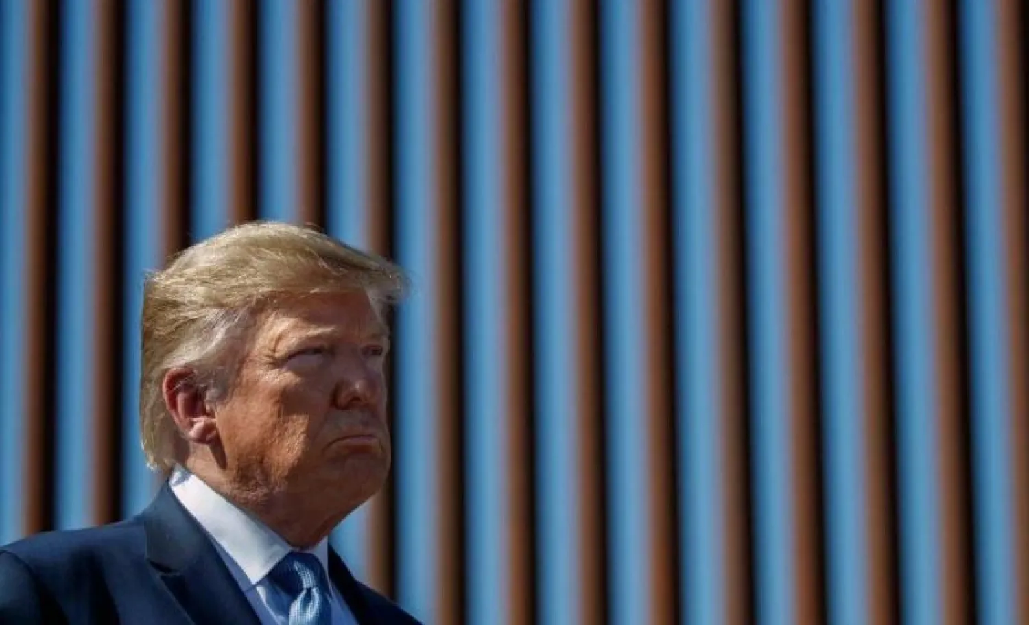 الرئيس الأميركي دونالد ترمب أمام الجدار في سبتمبر الماضي (أ.ب)