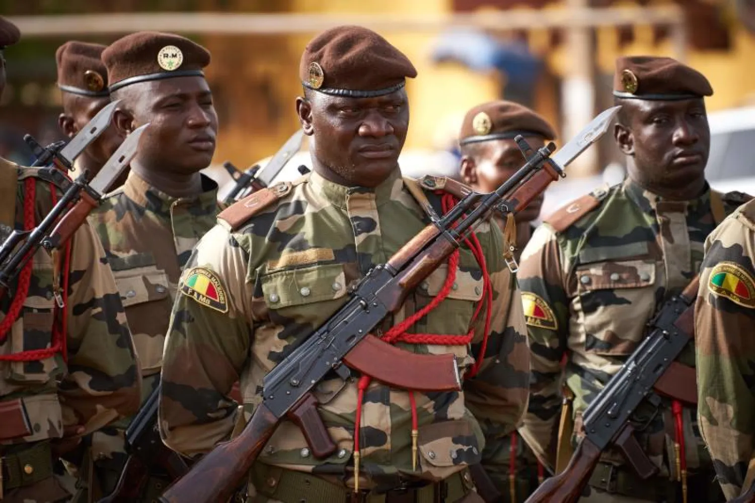 استنفار أمني خلال جنازة جنود قتلوا في هجوم إرهابي على قاعدة عسكرية في شمال شرقي مالي بمايو الماضي (غيتي)