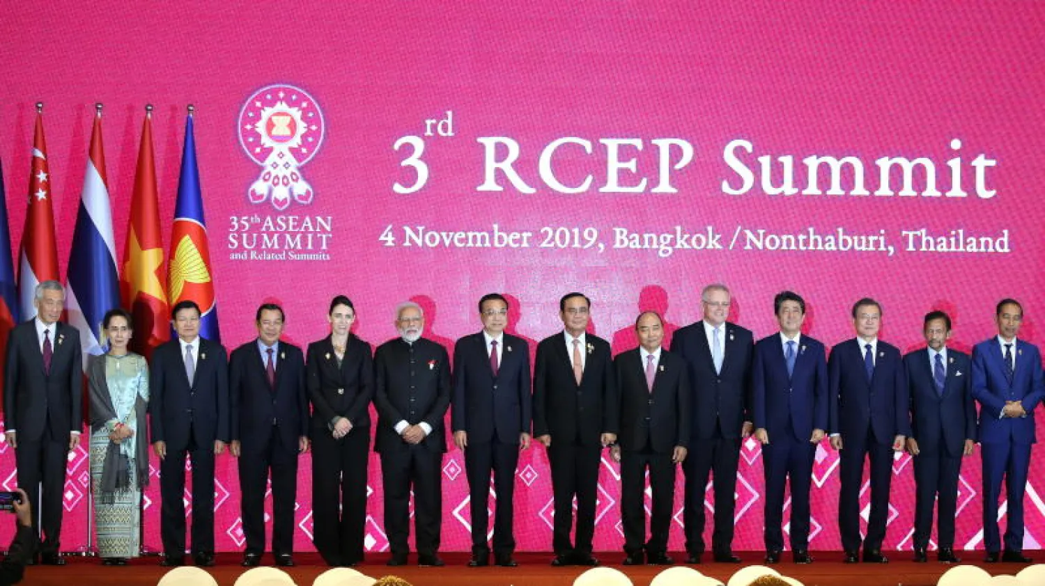 قادة دول «آسيان» في بانكوك (إ.ب.أ)
