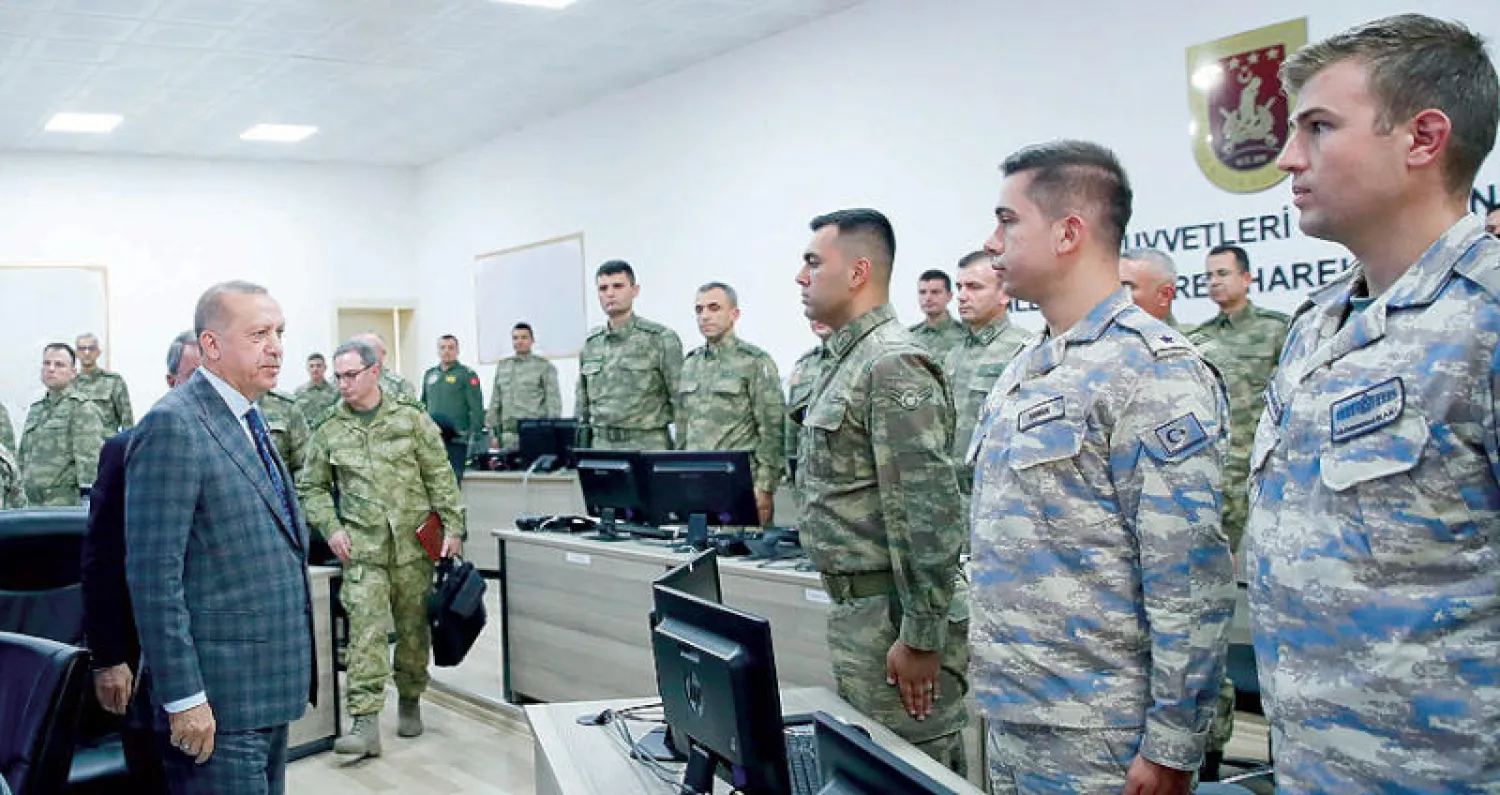 الرئيس التركي يتفقد مركز عمليات نبع السلام في أورفا قرب الحدود التركية - السورية أمس (إ.ب.أ)