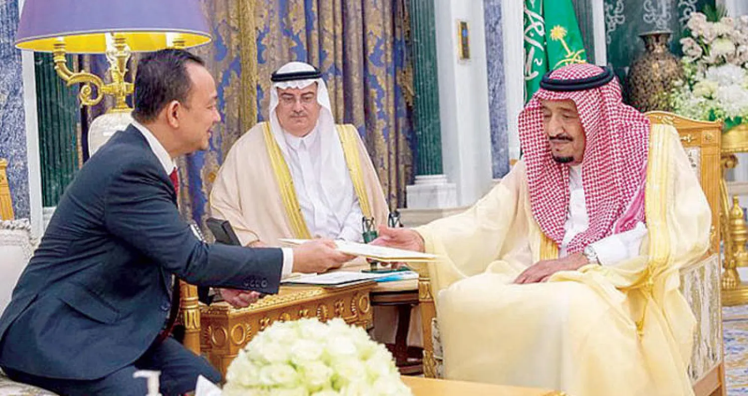 خادم الحرمين لدى تسلمه رسالة من رئيس الوزراء الماليزي نقلها د. مزلي مالك في الرياض أمس (واس)