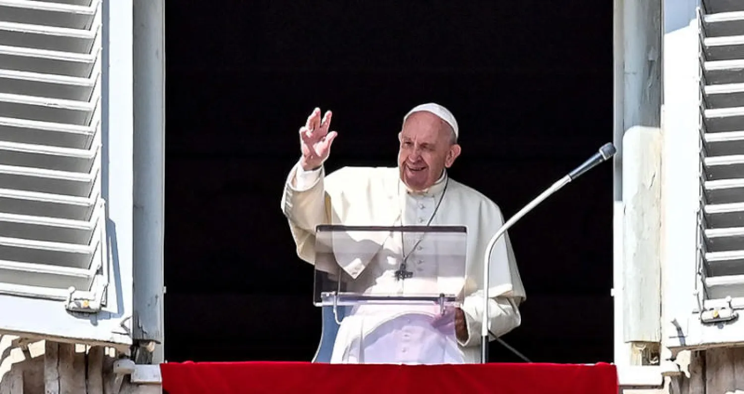 البابا فرنسيس يحيي الجموع من شرفة القصر الرسولي في الفاتيكان الجمعة (أ.ف.ب)