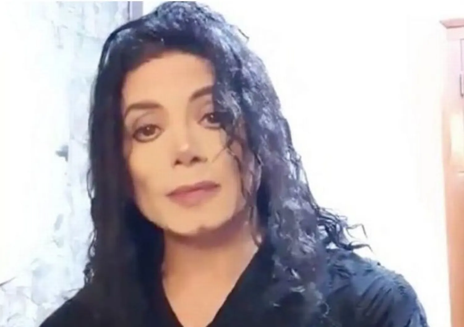 شبيه مايكل جاكسون الإسباني سيرغيو كورتيس في مقطع فيديو نشره مؤخراً (ميرور)