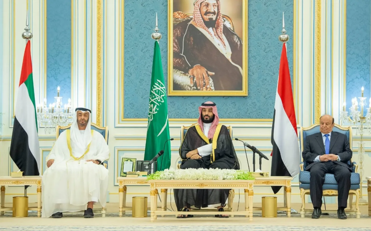 Crown Prince Mohammed bin Salman (C), Abu Dhabi Crown Prince (L) and Yemeni President Hadi attend the signing ceremony of the Riyadh agreement. (SPA)