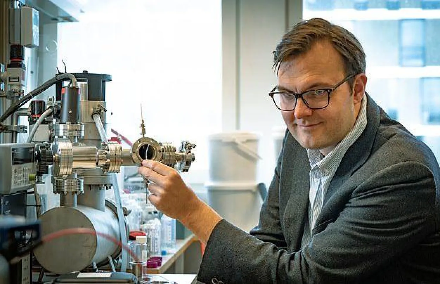 أحد العلماء أثناء حديثه عن التقنية الجديدة (ديلي ميل)