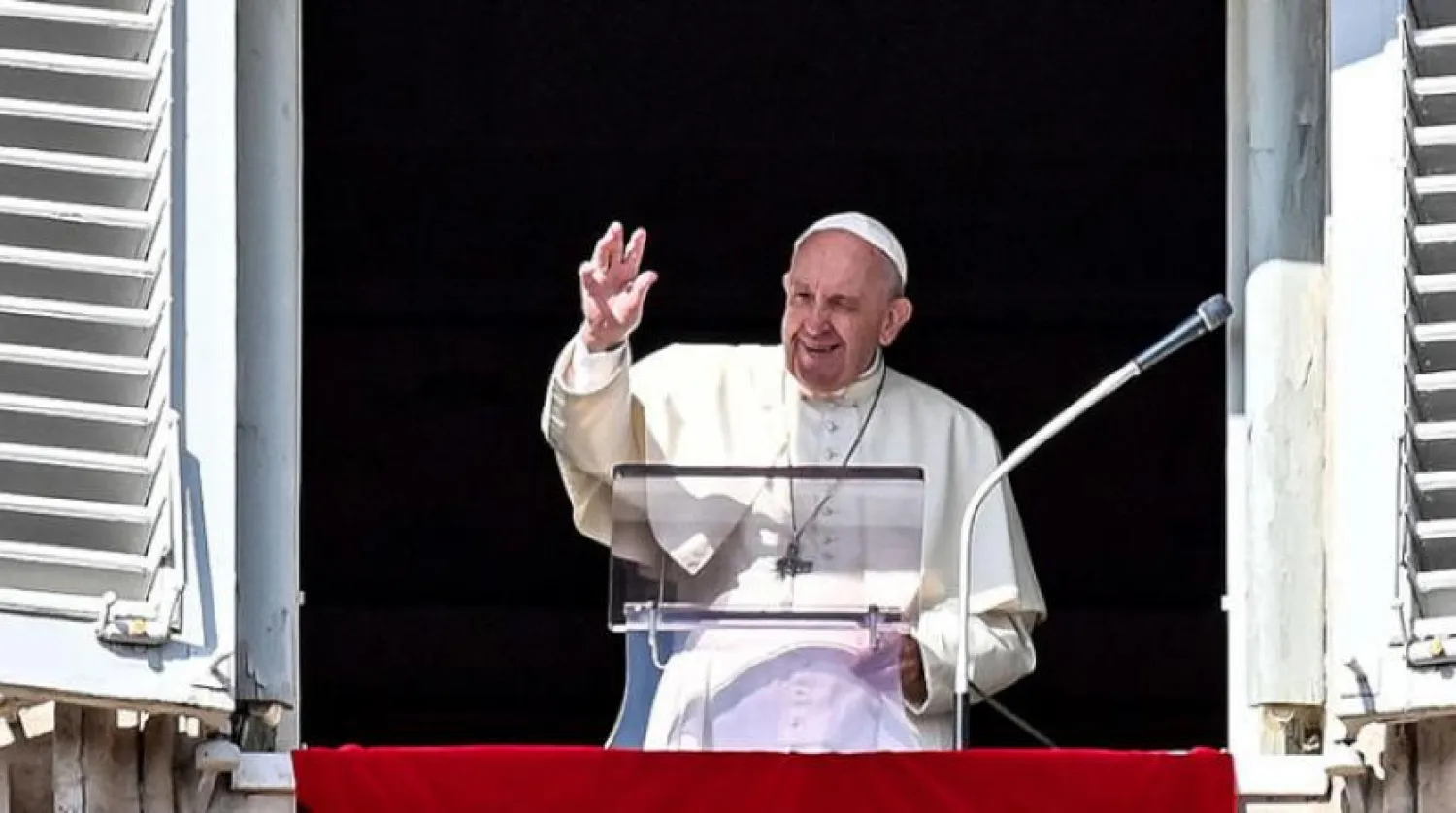 Papa I. Franciscus, Apostolik Sarayı balkonunda Vatikan’daki kalabalığı selamlıyor (AFP)