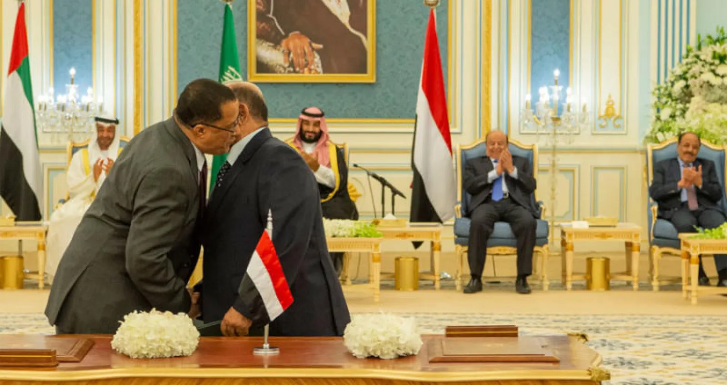 ولي العهد السعودي والرئيس اليمني وولي عهد أبوظبي يتابعون مراسم توقيع اتفاق الرياض أمس (واس)