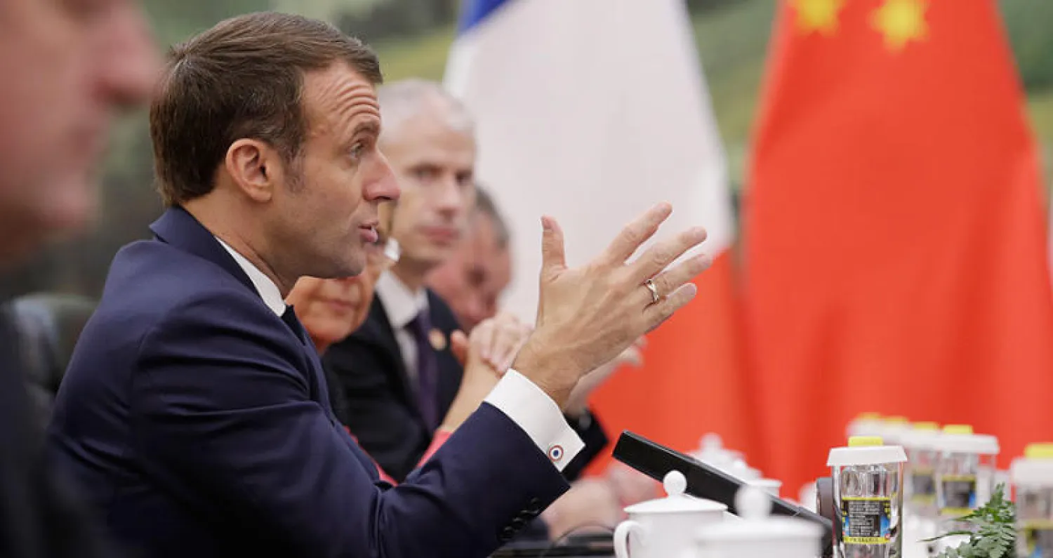 الرئيس الفرنسي إيمانويل ماكرون يتحدث خلال اجتماع مع رئيس الوزراء الصيني لي كه تشيانغ في قاعة الشعب الكبرى في بكين أمس (إ.ب.أ)