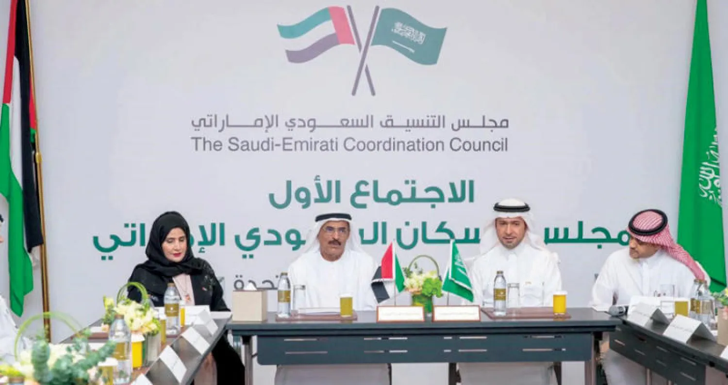 الحقيل والنعيمي خلال الاجتماع أمس في دبي (وام)