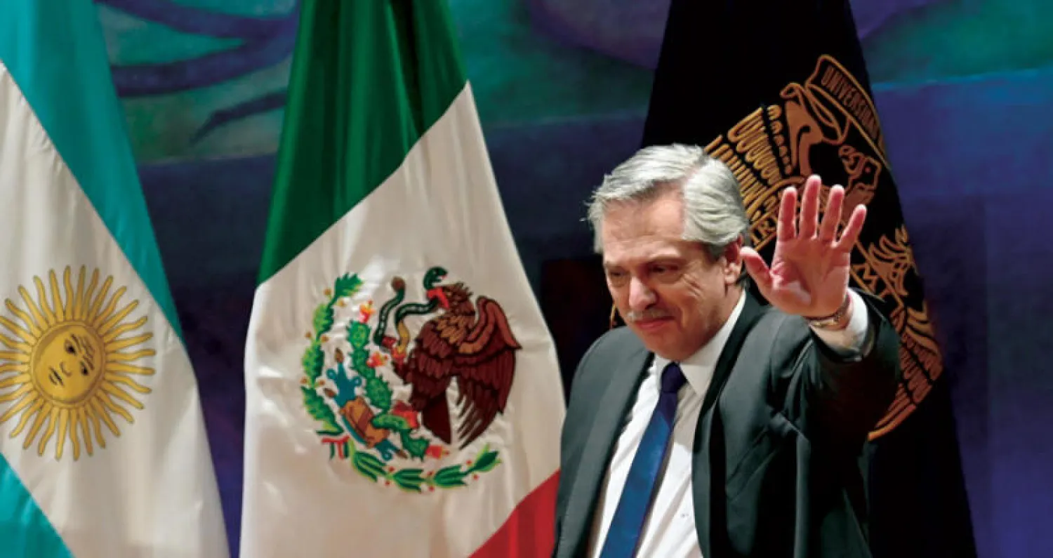 الرئيس الأرجنتيني يحيّي الحضور قبل إلقائه كلمة في مكسيكو الثلاثاء (أ.ف.ب)