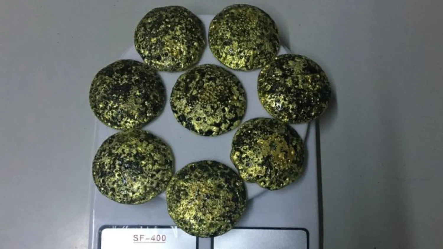 السبائك الذهبية التي كانت المرأة الروسية تحاول تهريبها (بي بي سي)