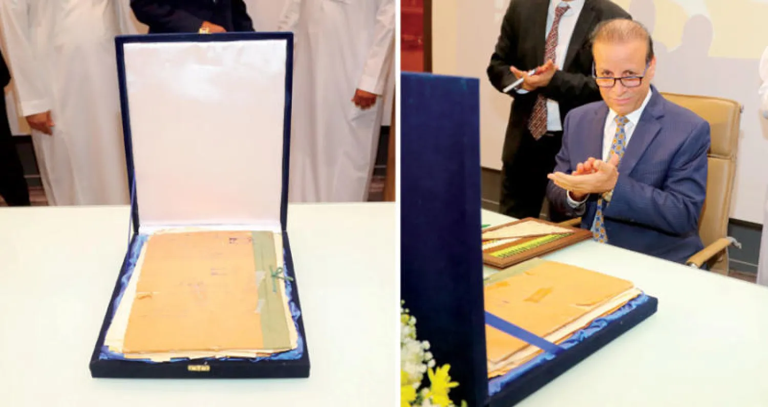 السفير العراقي الدكتور قحطان طه أمام الوثائق التاريخية (تصوير: علي الظاهري)  -  تتضمن الوثائق التاريخية 250 ورقة تعود إلى العهد الملكي في العراق (تصوير: علي الظاهري)