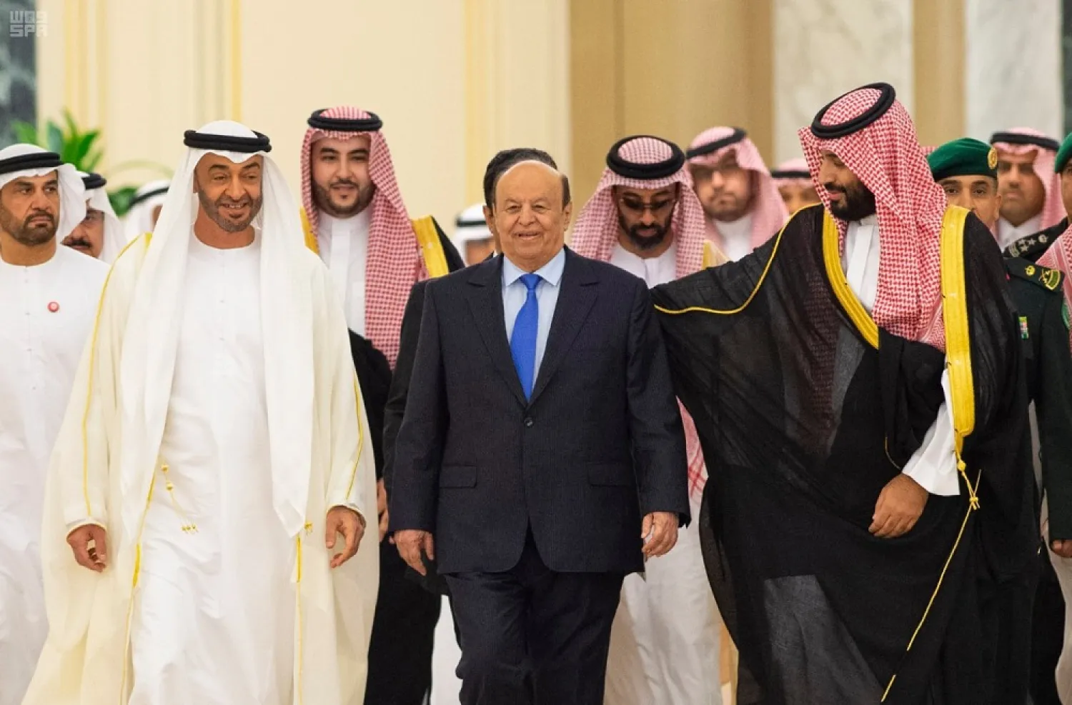 Saudi Crown Prince Mohammed bin Salman (R), Yemen President, Hadi (C) and Abu Dhabi Crown Prince Mohammed bin Zayed Al Nahyan before signing the Riyadh agreement. (SPA)