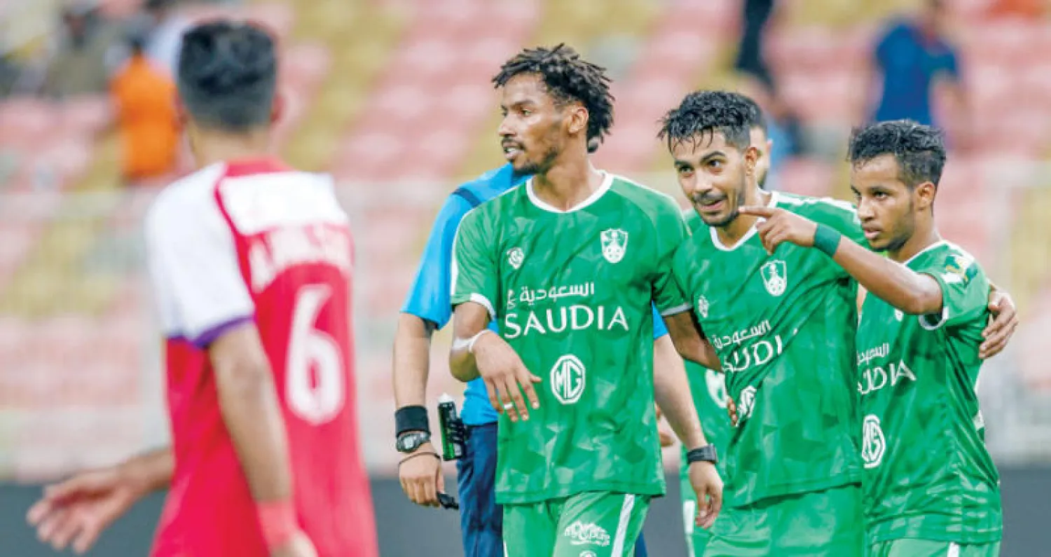 لاعبو الأهلي يحتفلون بأحد أهدافهم في مرمى الجندل (تصوير: علي خمج)