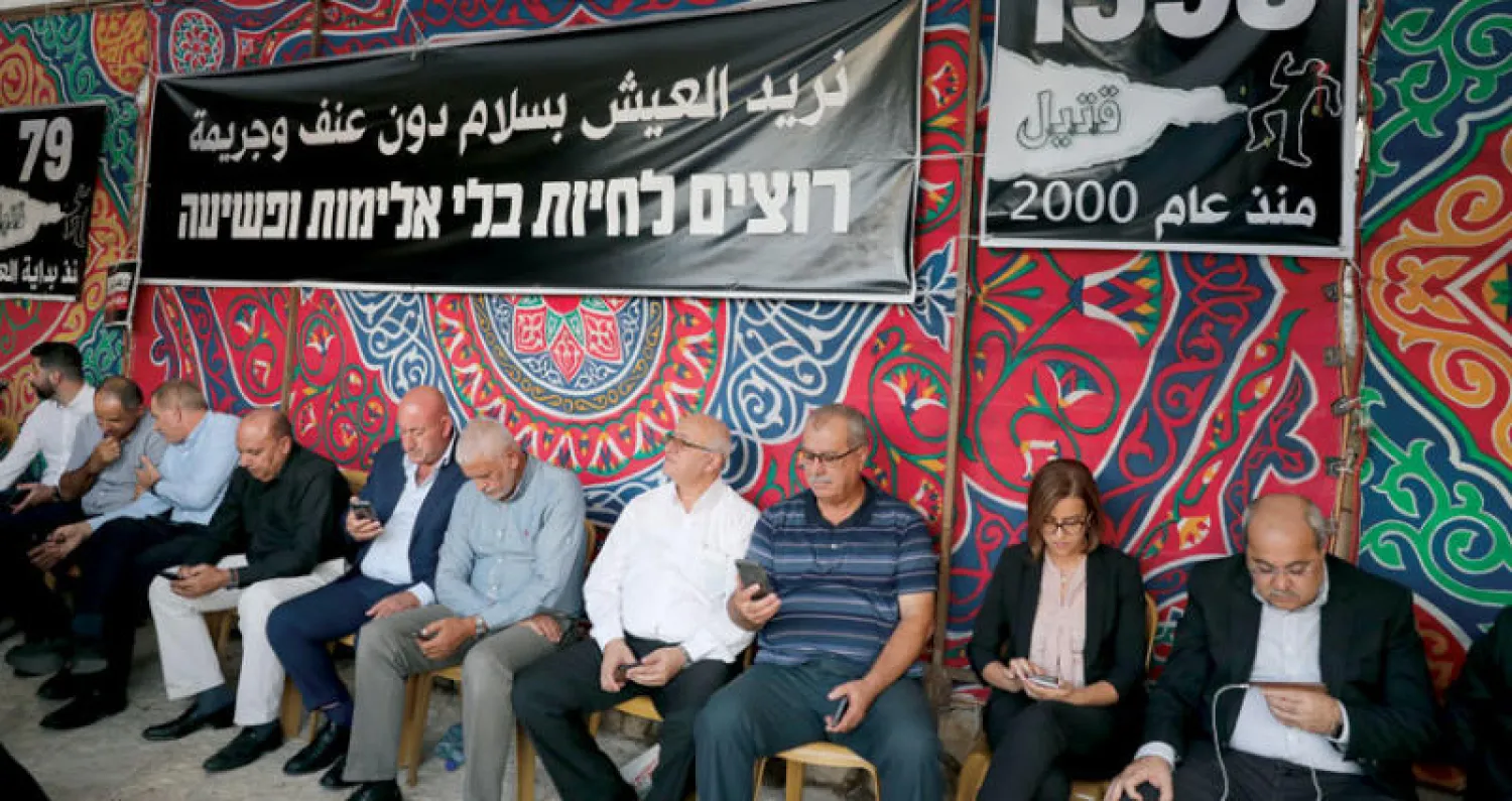 خيمة اعتصام  للقائمة المشتركة في إسرائيل أمام مكتب رئيس الوزراء احتجاجا على الإهمال الأمني في المناطق العربية (إ.ب.أ)