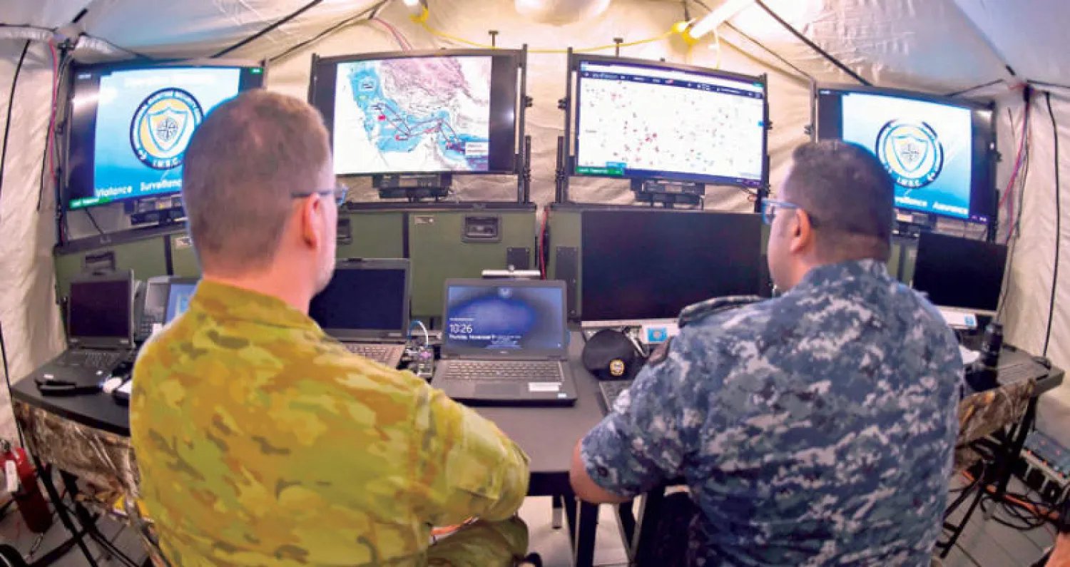 مركز العمليات في مقر الأسطول الخامس بالمنامة أمس تزامناً مع انطلاق أعمال التحالف الدولي لحماية الملاحة في الخليج (أ.ف.ب)