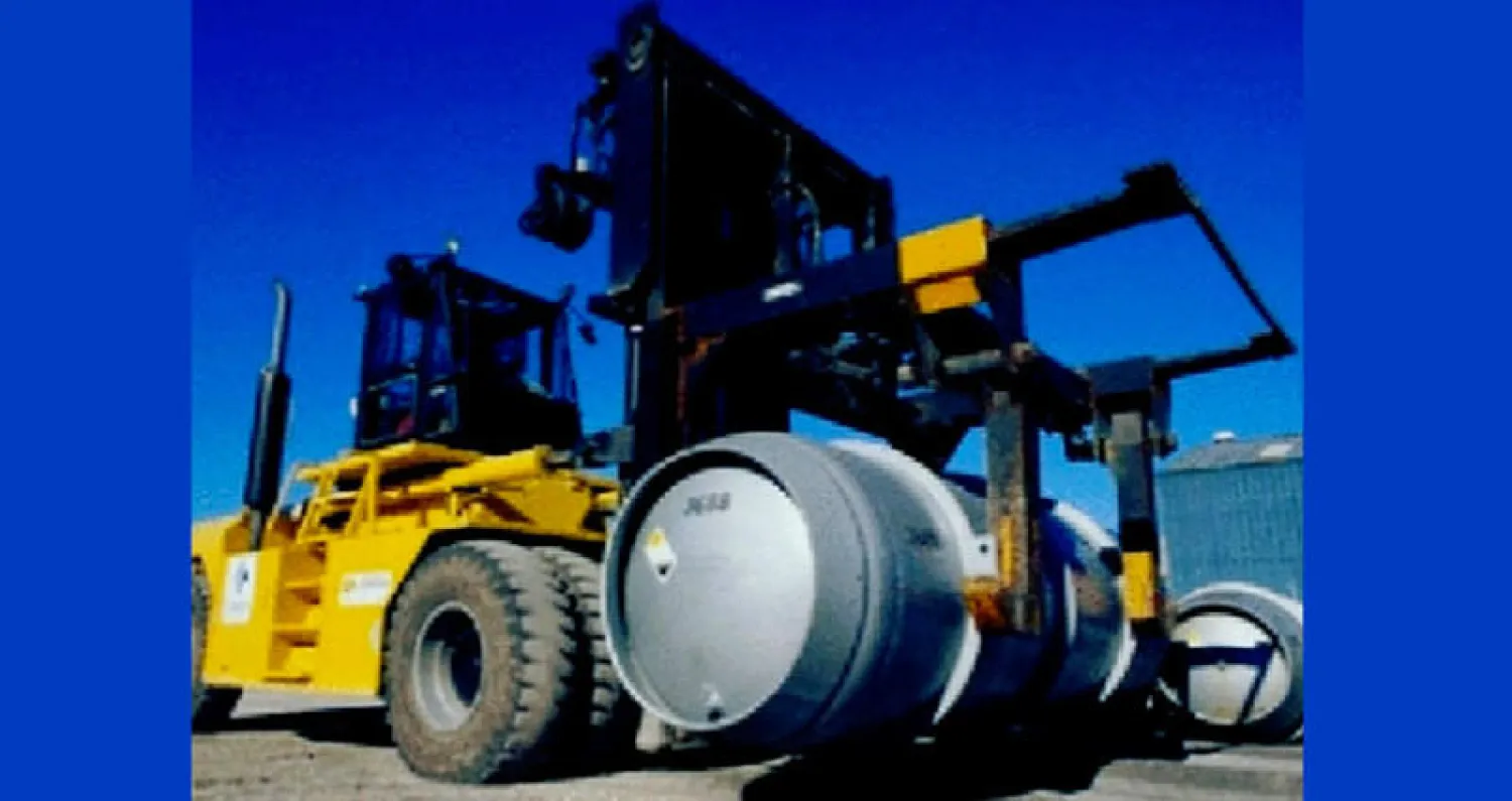 أسطوانة غاز سادس فلوريد اليورانيوم نقلتها إيران من منشأة نطنز إلى منشأة فردو قبل استئناف تخصيب اليورانيوم (إ.ب.أ)