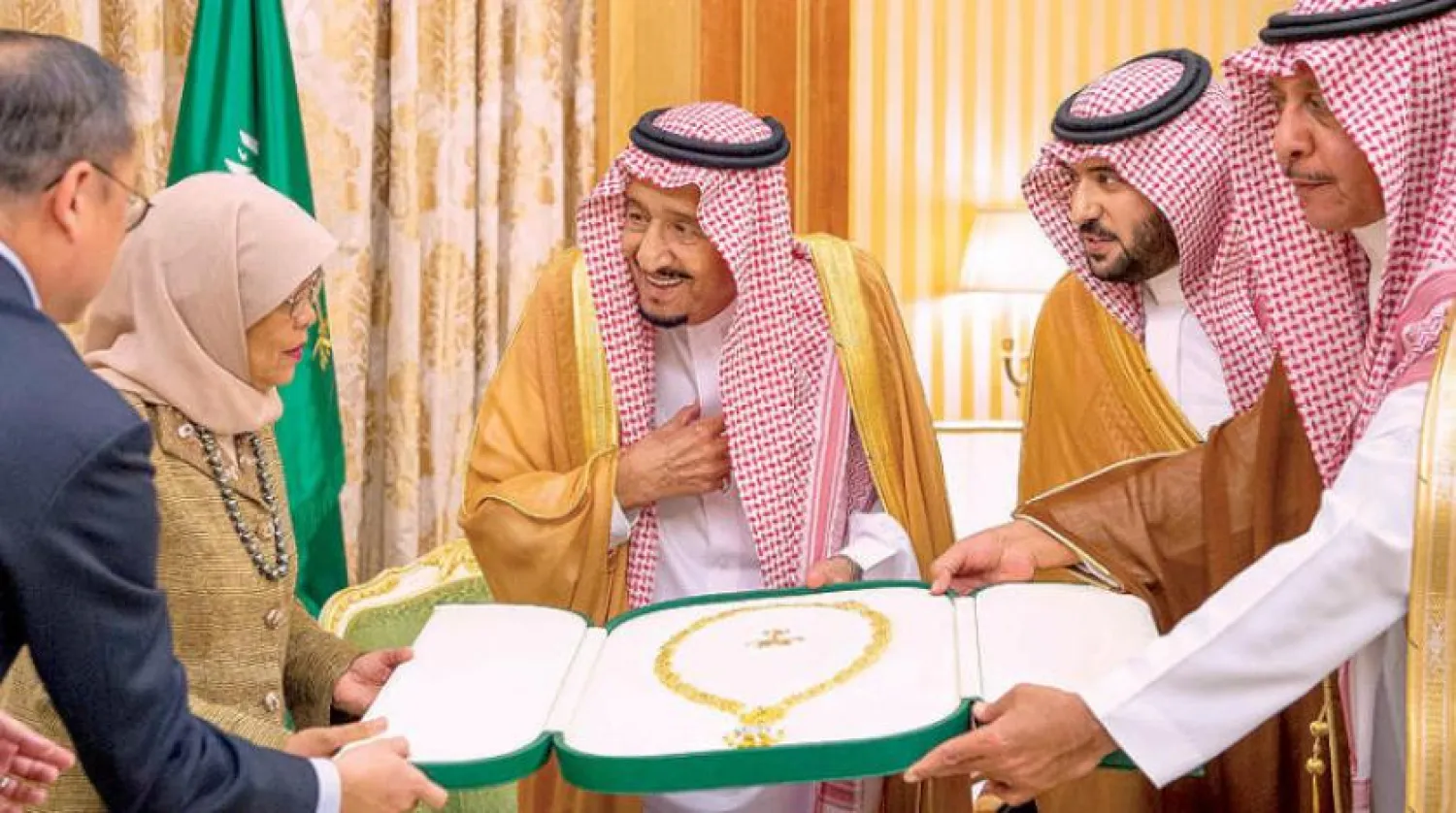 The Custodian of the Two Holy Mosques King Salman bin Abdulaziz honors Singapore's President. SPA photo