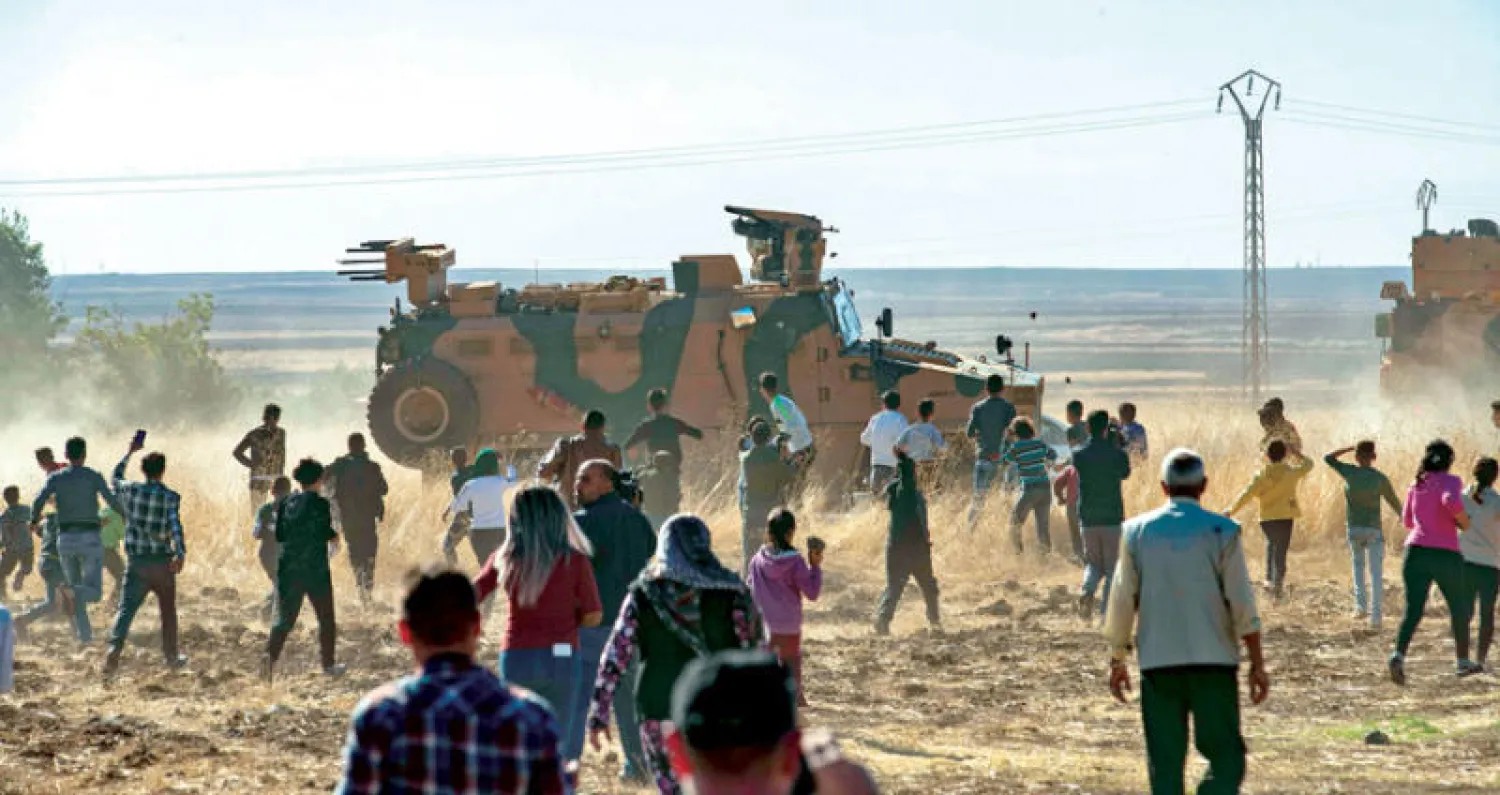 أكراد سوريون يحتجون ضد دورية تركية ـ روسية في ريف الحسكة شرق الفرات أمس (أ.ف.ب)