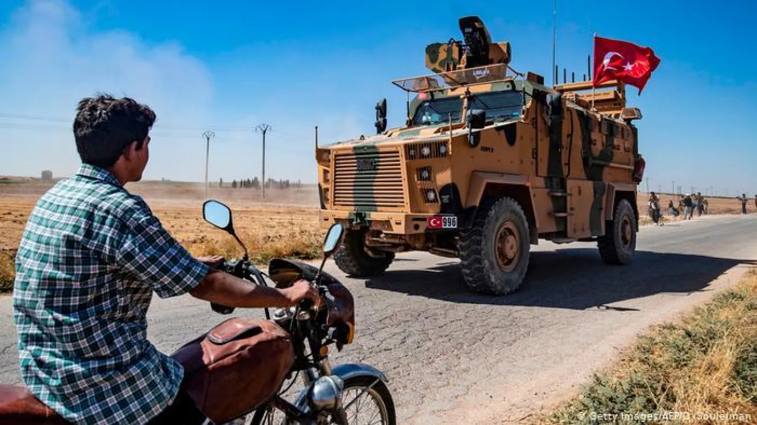 معدات عسكرية تركية خلال تنفيذ الهجوم في شمال شرقي سوريا (أرشيفية - رويترز)