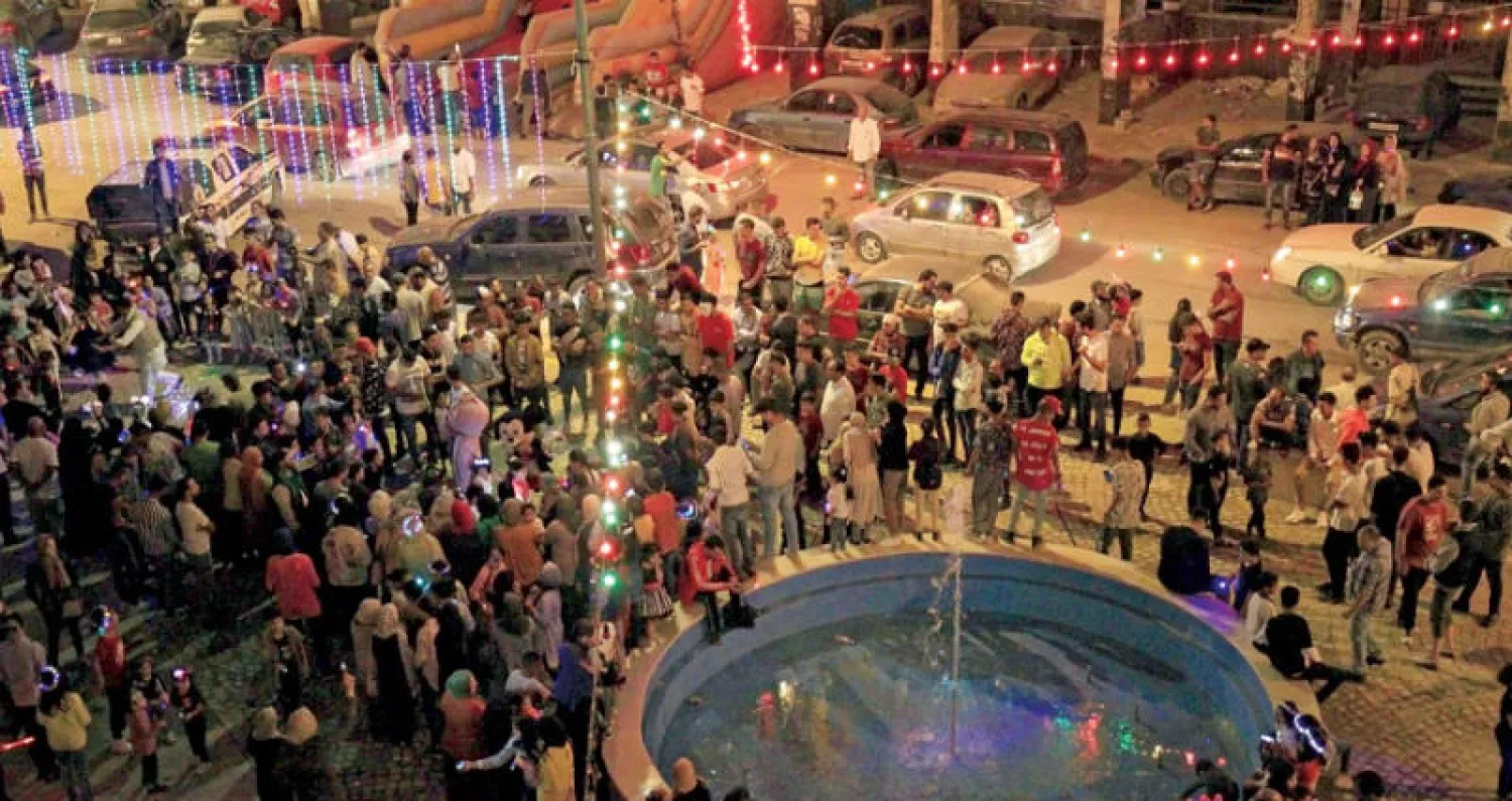 ليبيون يجتمعون في مدينة بنغازي للاحتفال بالمولد النبوي (أ.ف.ب)