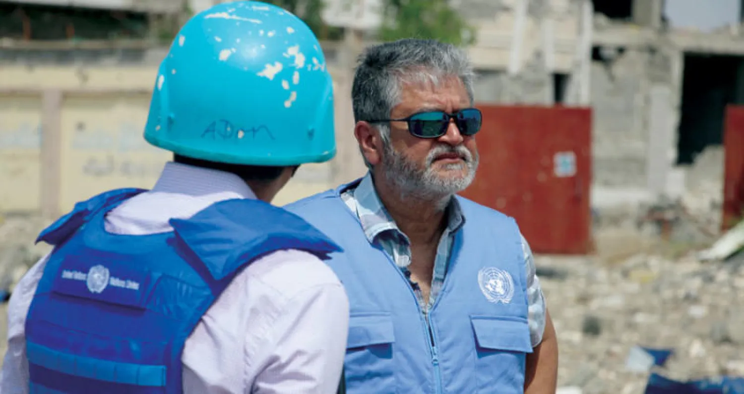 الجنرال أبهيجيت غوها مع عنصر أممي في احدى النقاط المشتركة لمراقبة وتثبيت وقف النار في الحديدة يوم 19 أكتوبر الماضي (إ.ب.أ)