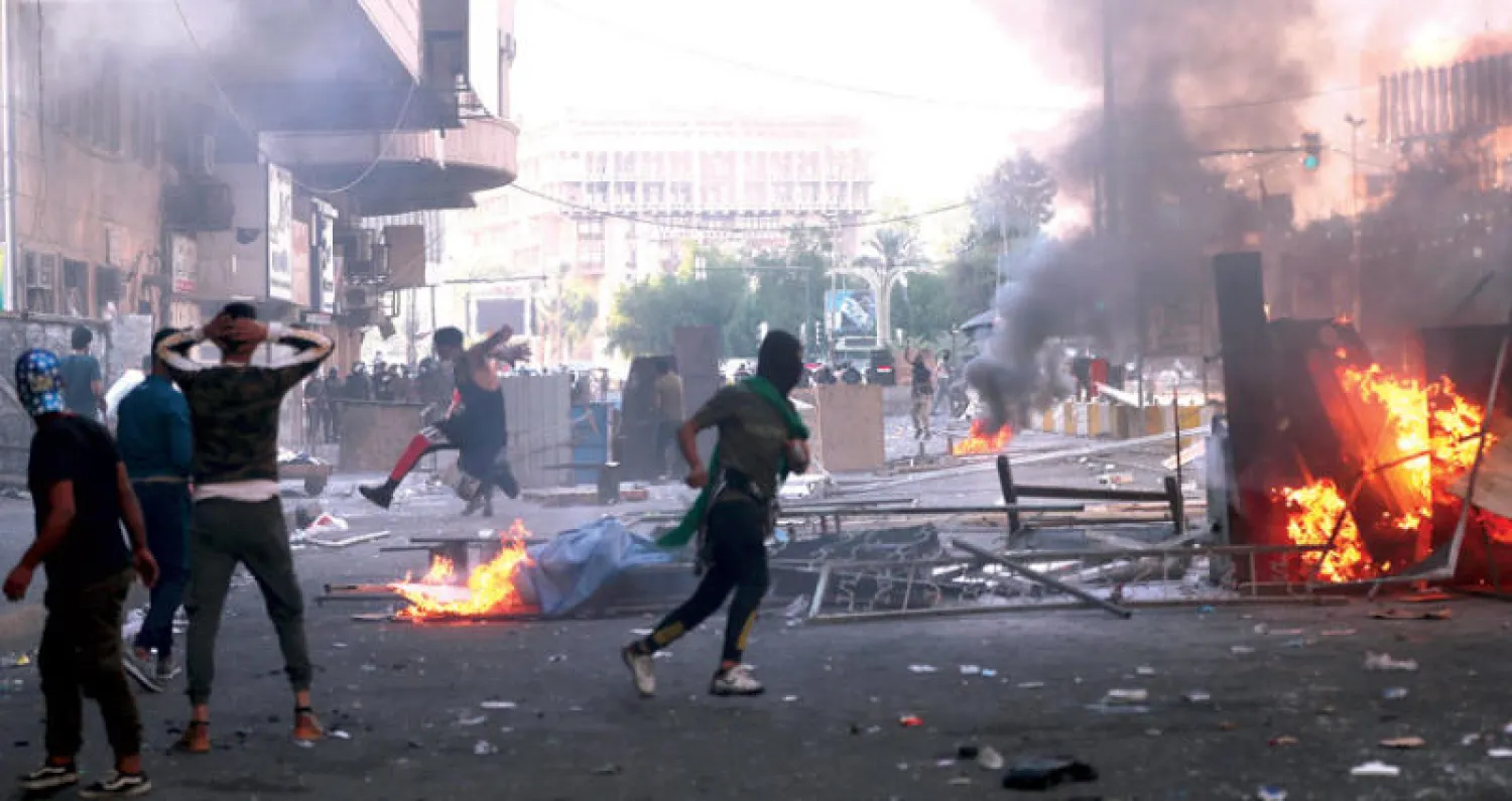 مواجهات بين المحتجين وقوات الأمن وسط بغداد أمس (أ.ب)