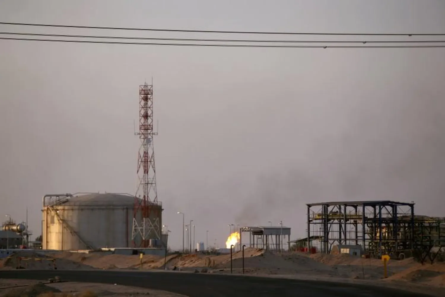 FILE PHOTO: A general view of al-Zubair oil field near Basra, Iraq July 15, 2018. REUTERS/Essam al-Sudani /File Photo
