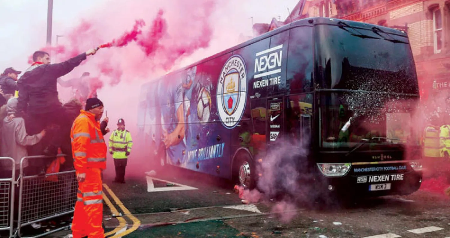 مشجعو ليفربول يستقبلون حافلة سيتي بحفاوة قبل مواجهة دوري الأبطال... ولا يوجد تاريخ من العداوة بين مشجعي الفريقين