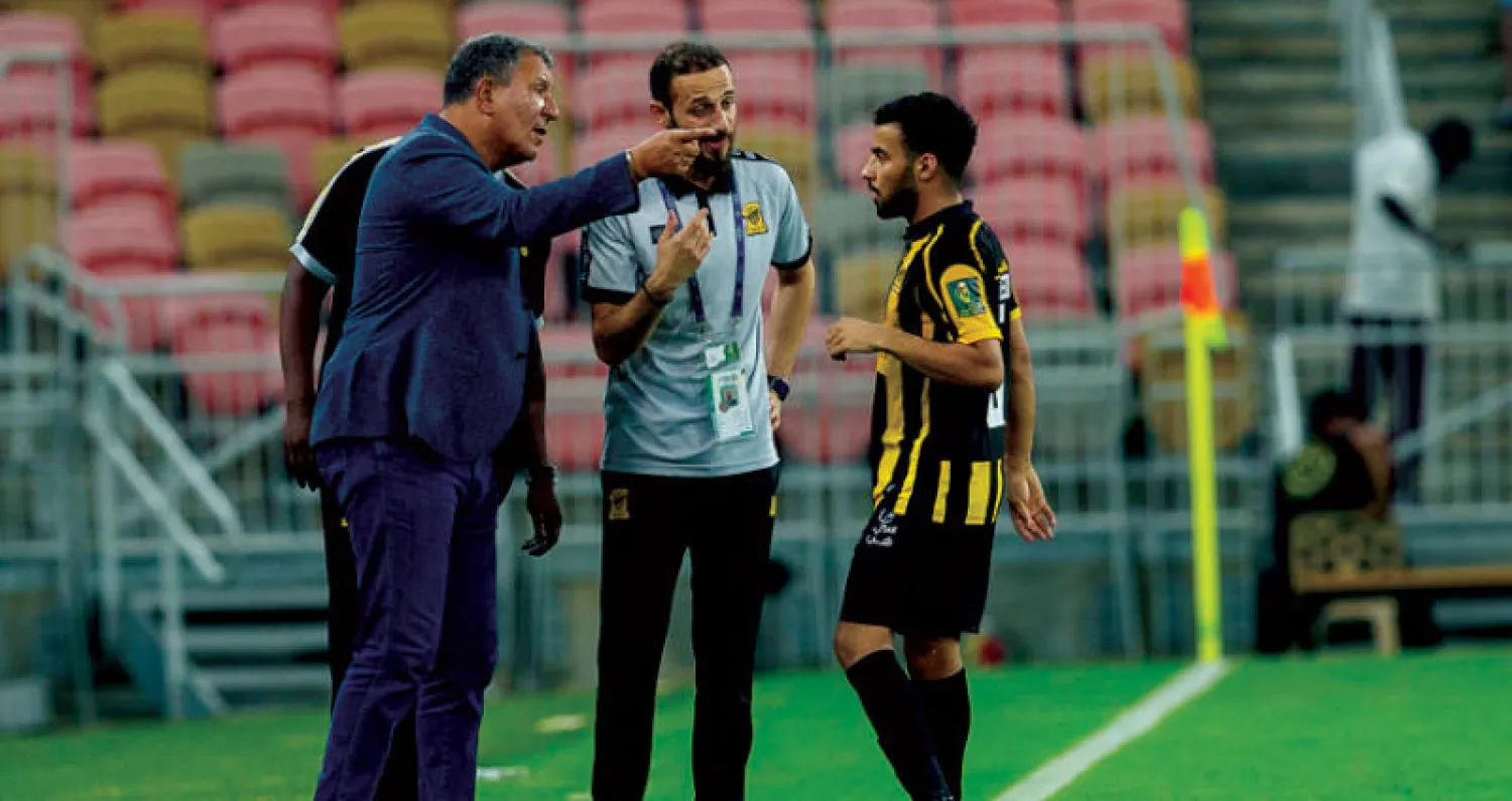 تين كات يوجه السميري خلال مباراة الاتحاد الأخيرة أمام الرياض (تصوير: محمد المانع)