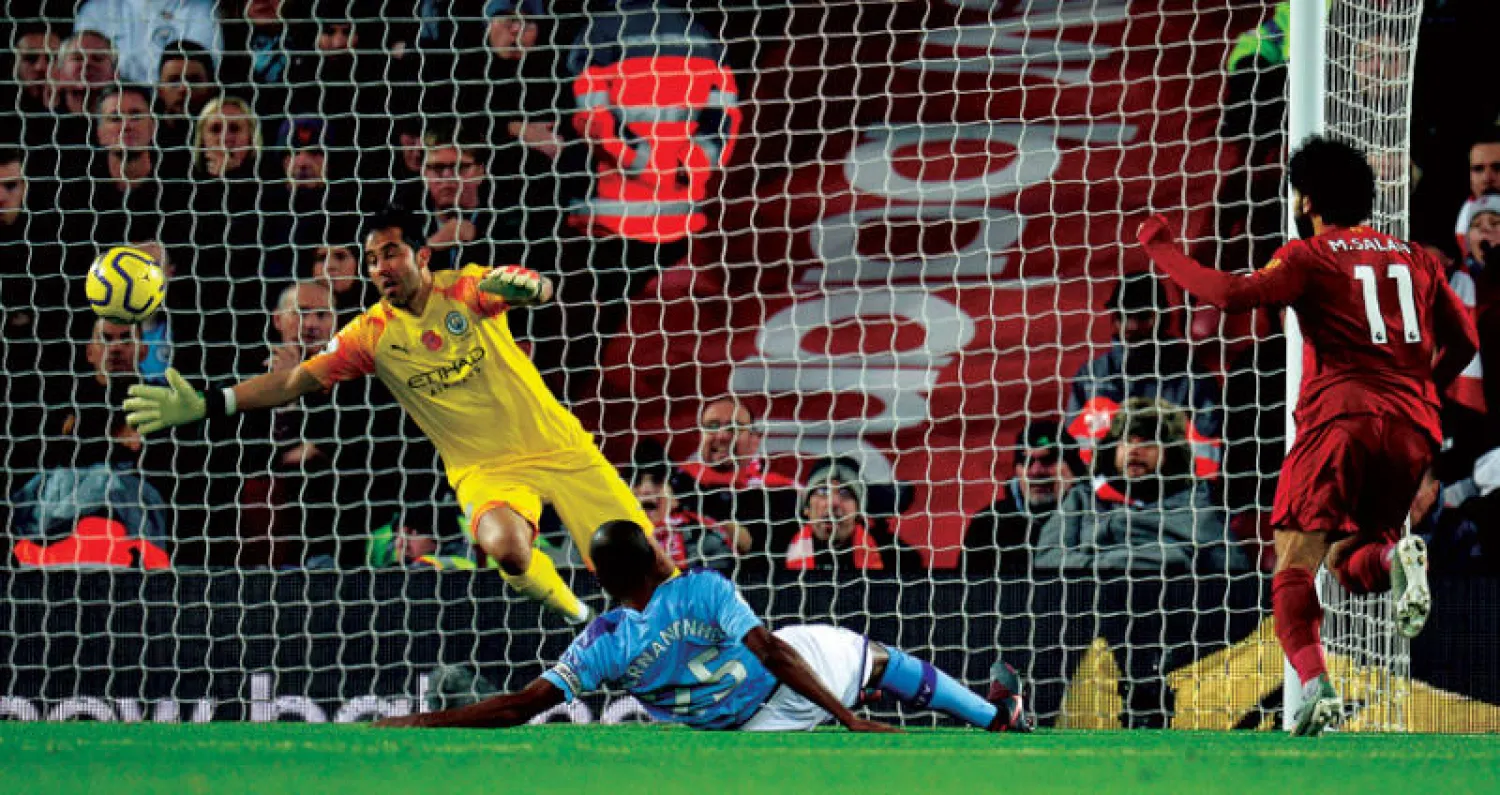 صلاح نجم ليفربول يسجل برأسه ثاني أهداف فريقه في شباك برافو حارس سيتي (إ.ب.أ)