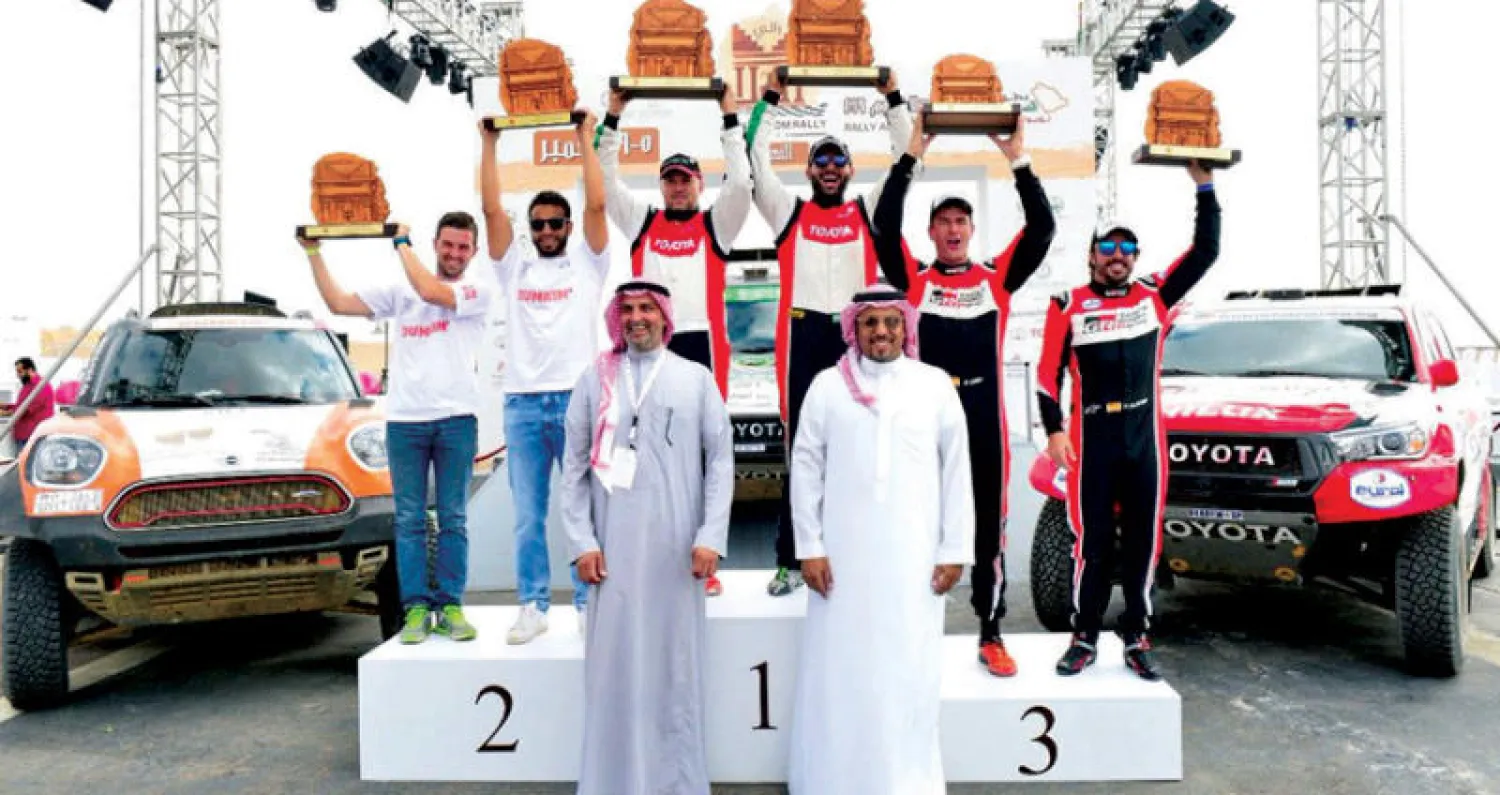 الأمير خالد بن سلطان أثناء تتويج أبطال رالي العلا نيوم (الشرق الأوسط)