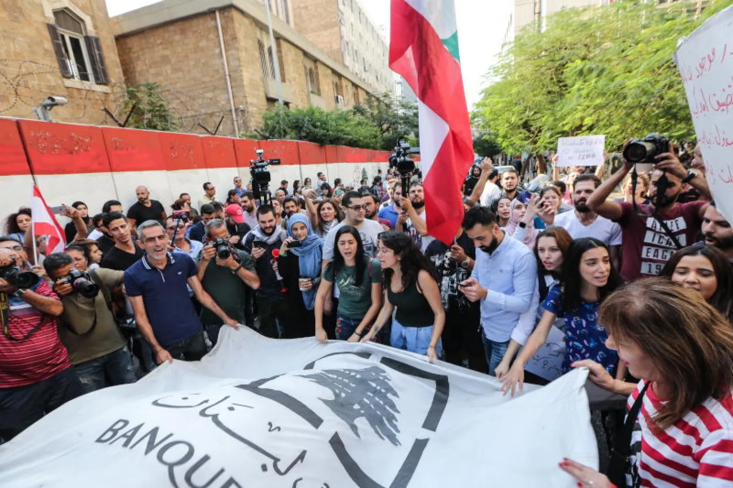 مسيرة ضد الحكومة والطبقة السياسية الحاكمة في بيروت (إ.ب.أ)