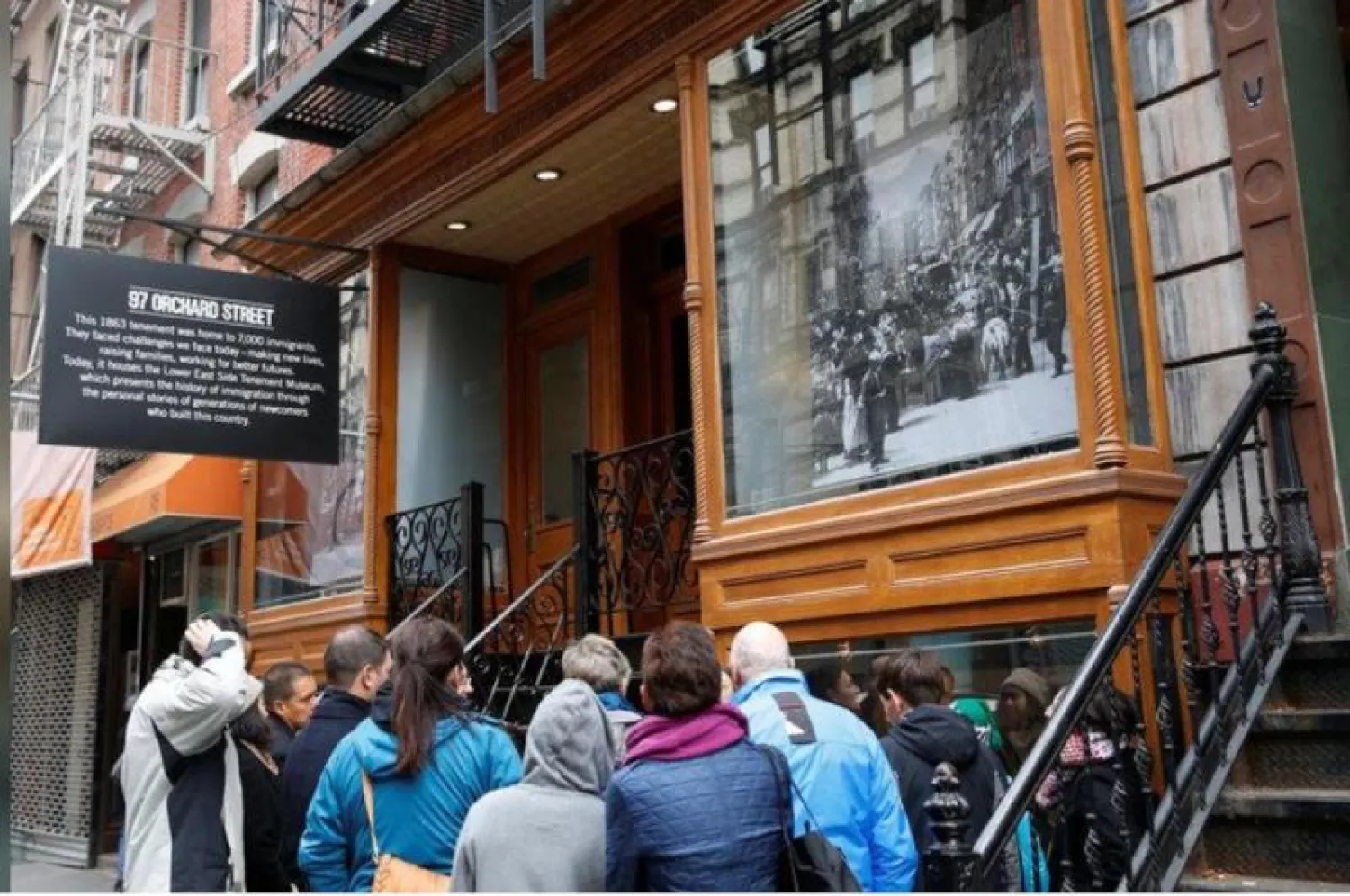 أشخاص يقفون على باب أحد المتاحف في مدينة نيويورك الأميركية (أرشيفية - رويترز)