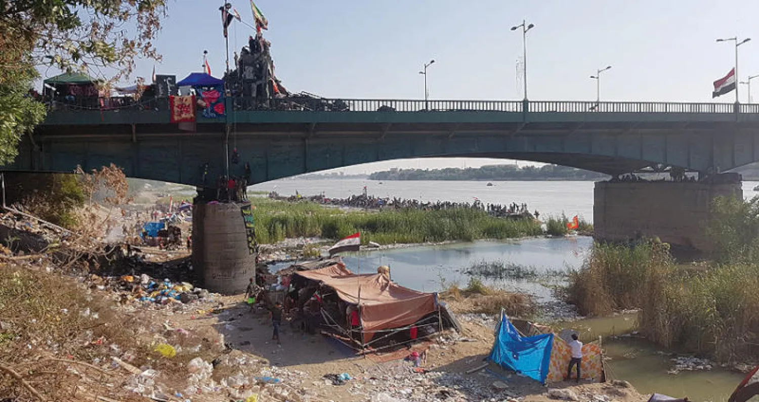 نقطة أمنية على جسر الجمهورية في بغداد ومحتجون يرابطون تحته (الشرق الأوسط)