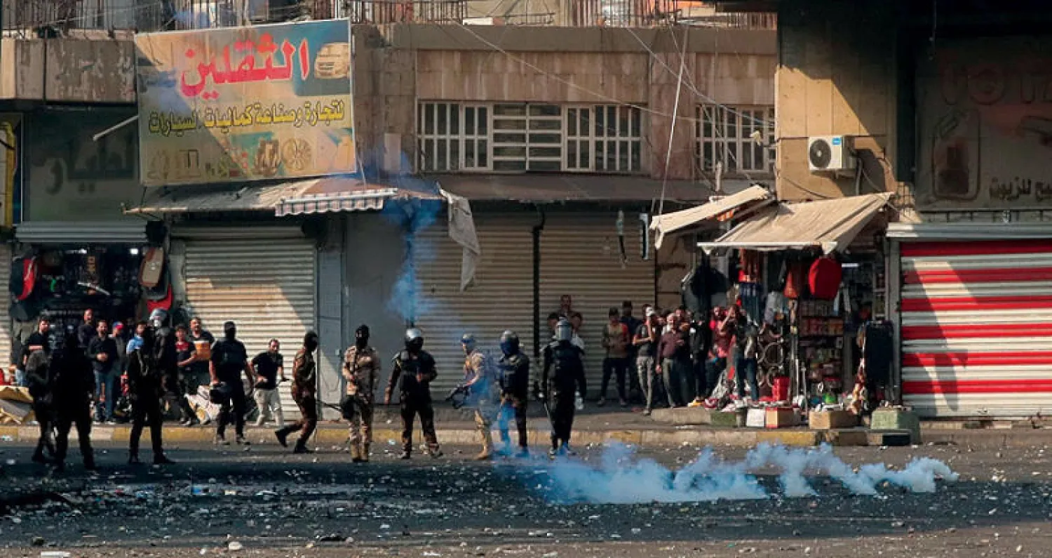 مواجهة بين قوات الأمن والمحتجين في ساحة الخلاني أمس (أ.ب)