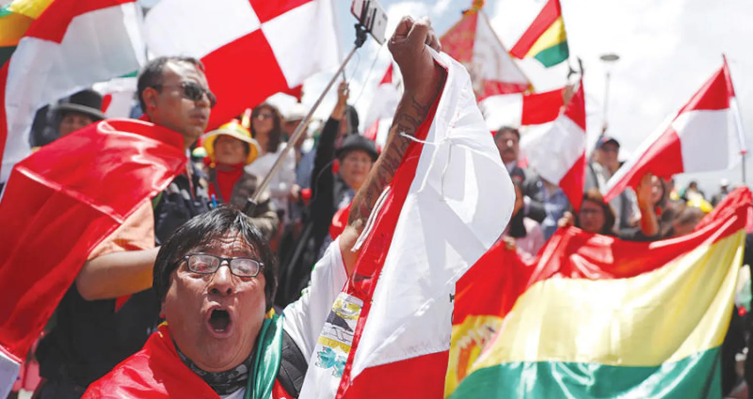 مظاهرة ضد موراليس في لاباز أمس (رويترز)