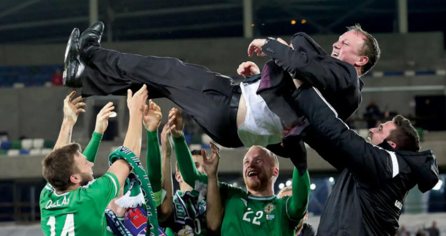 لاعبو منتخب آيرلندا الشمالية يحملون مدربهم أونيل بعد النجاح في التأهل لنهائيات أمم أوروبا 2016