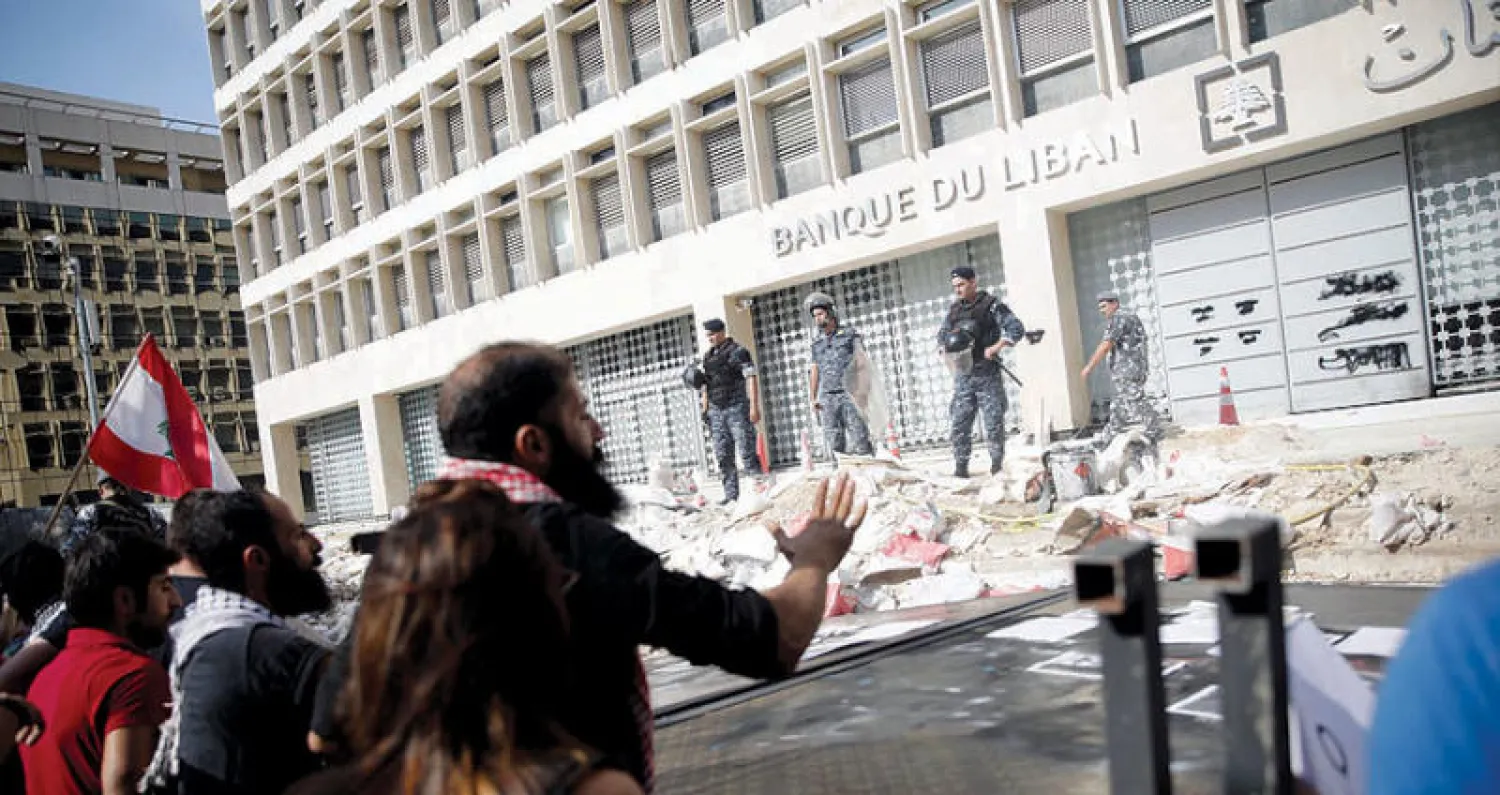 تزايدت حدة الانتقادات الموجهة إلى البنك المركزي اللبناني وسط الأزمة الأخيرة (رويترز)