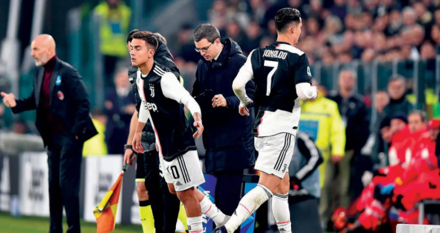 رونالدو (رقم 7) خلال استبداله بديبالا أثناء مواجهة يوفنتوس وميلان وفي الاطار يعرب عن غضبه (أ.ب)