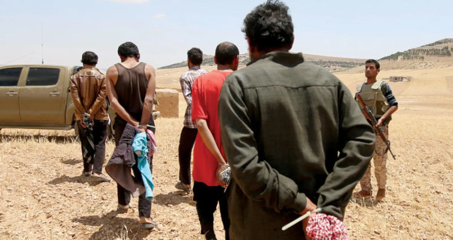 مقاتلون أجانب من «داعش» أسرى في قبضة «قوات سوريا الديمقراطية» في منطقة منبج بمحافظة حلب عام 2016 (رويترز)