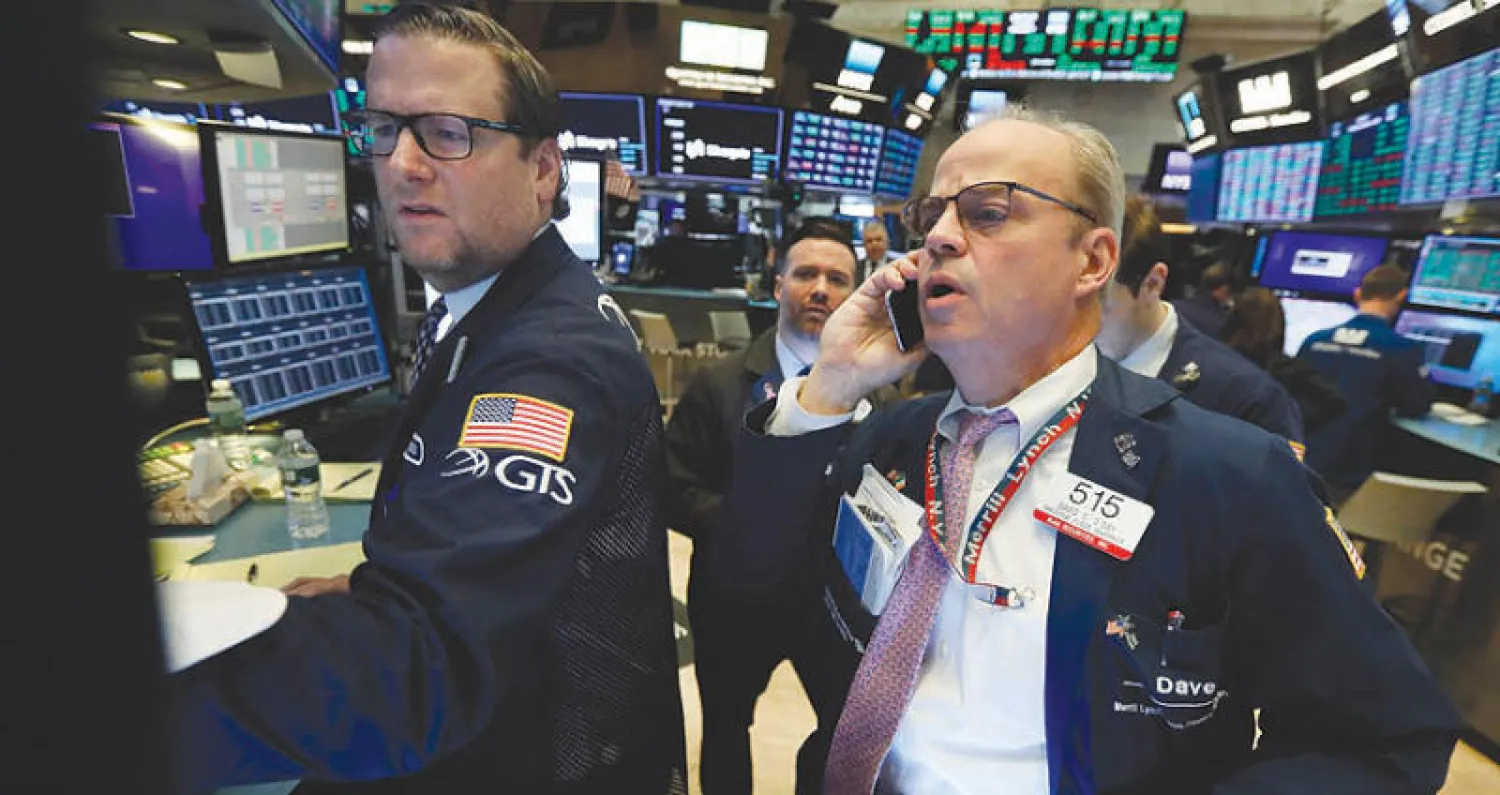متعاملون في بورصة «وول ستريت» بولاية نيويورك الأميركية (أ.ب)