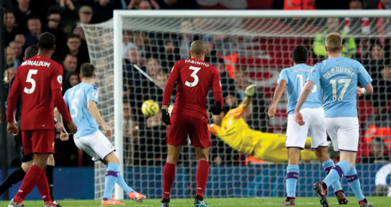 فابينيو (رقم 3) يسجل هدف ليفربول الأول في مرمى سيتي (أ.ب)